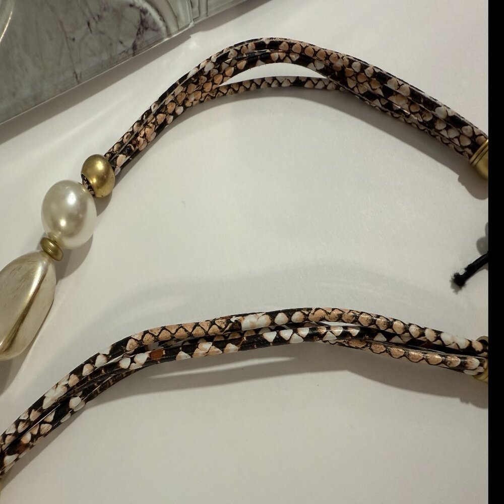 Gardenia Beads and Faux Leather Necklace - Picture 4 of 5